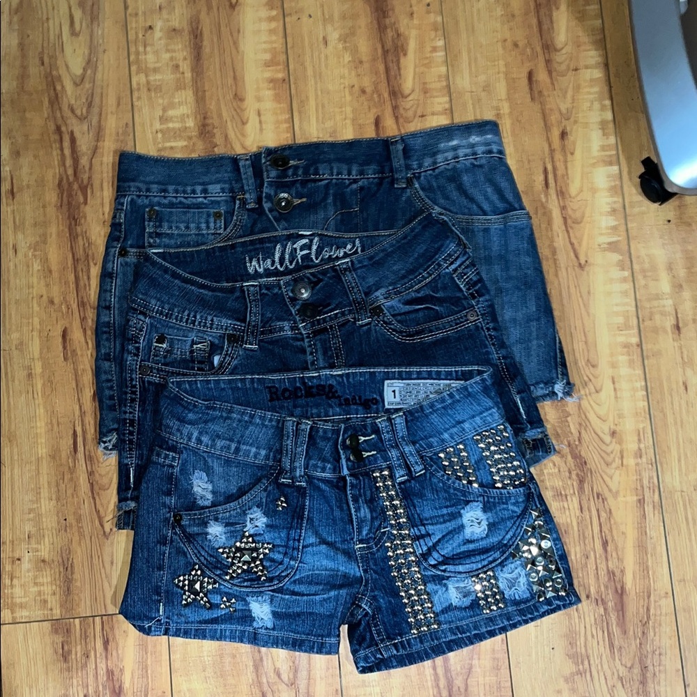 💥 Closet Clear Out Sale 💥 Bundle of 3 jean shorts in various sizes